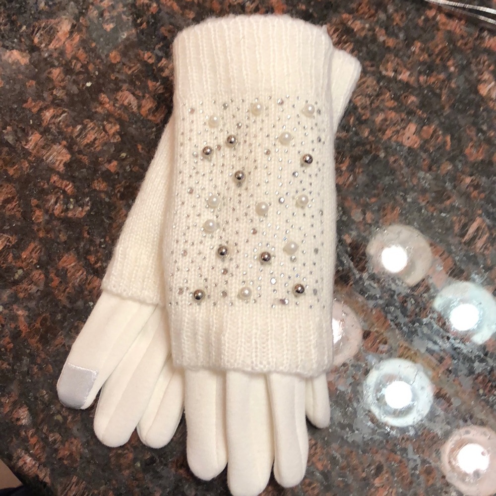 Ivory gloves with iPhone fingertip NWOT